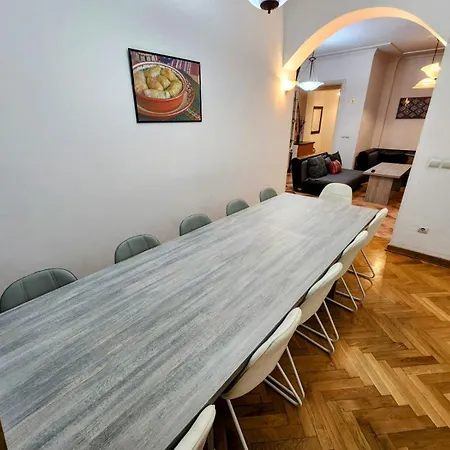 Authentic Centre For Large Groups, Republic Square - Up To 47 People In 5 Apartments, Paid Parking On-site, Mandatory Reservation *