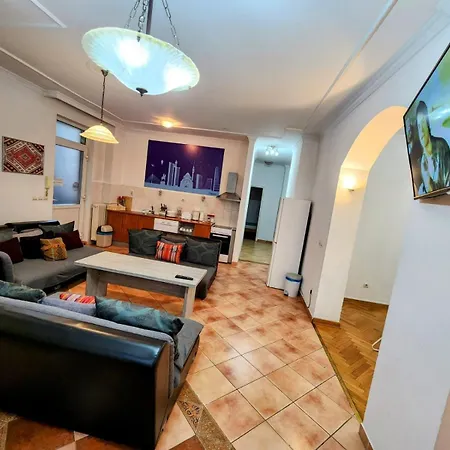 Authentic Centre For Large Groups, Republic Square - Up To 47 People In 5 Apartments, Paid Parking On-site, Mandatory Reservation Apartman