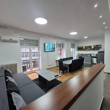 Authentic Centre For Large Groups, Republic Square - Up To 47 People In 5 Apartman *
