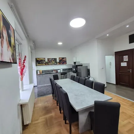 Apartman Authentic Centre For Large Groups, Republic Square - Up To 47 People In 5 *