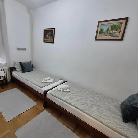 Authentic Centre For Large Groups, Republic Square - Up To 47 People In 5 Apartman